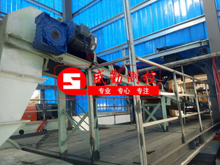 傾斜定量給料機(jī)是針對(duì)有角度的輸送工藝現(xiàn)場,同